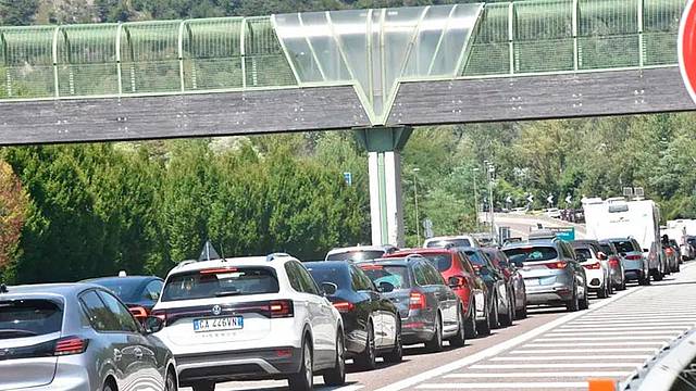 Turisti all'assalto delle Dolomiti