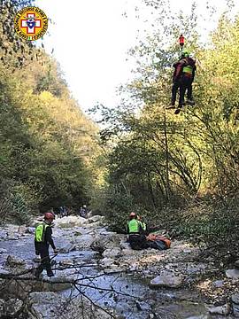 sul greto del torrente della Grotta Azzurra sul greto del torrente della Grotta Azzurra