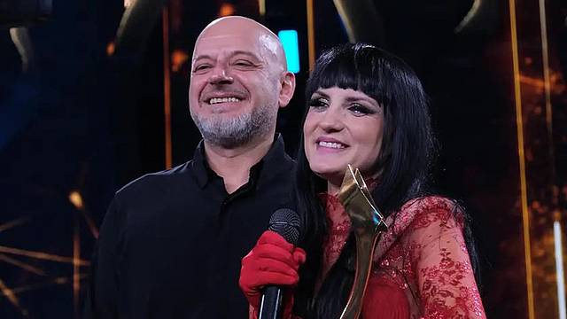 Beatrice Gjergji e Kole Laca con il premio del festival di Kenges