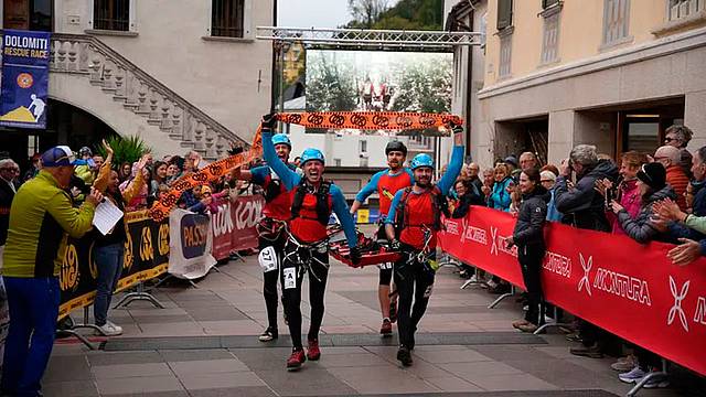 Dal Corriere delle Alpi - La gioia sul traguardo del team della Repubblica Ceca Dal Corriere delle Alpi - La gioia sul traguardo del team della Repubblica Ceca