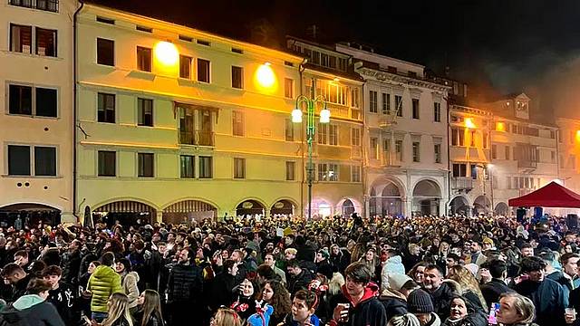 BELLUNO - CAPODANNO - ULTIMO DELL'ANNO - Folla in piazza dei Martiri per la festa di Capodanno