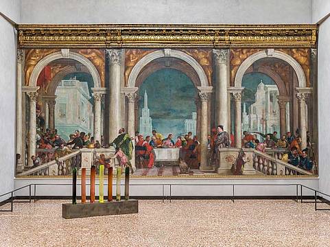 L’opera 7 Elements (2015) di Laura De Santillana. Sullo sfondo Convitto in casa di Levi di Paolo Veronese. Foto di Enrico Fiorese