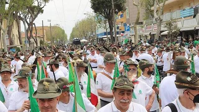 Gli alpini bellunesi verso l'adunata nazionale a Udine