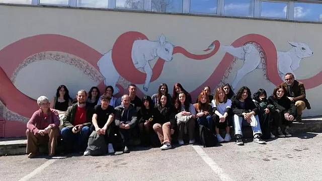 Gli studenti della 4F dell'istituto Catullo con presidi e docenti davanti a uno dei murales
