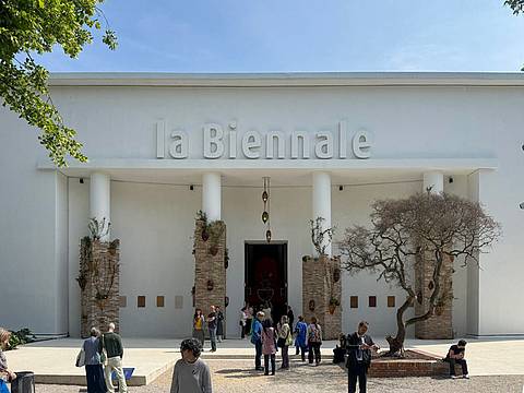 Il paesaggio veneziano si insinua dentro la Biennale Il paesaggio veneziano si insinua dentro la Biennale