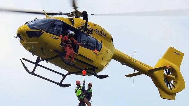 L'equipaggio dell’elicottero del Suem di Pieve di Cadore con un verricello di 20 metri, ha prestato le prime cure al ragazzo, poi imbarellato e caricato a bordo L'equipaggio dell’elicottero del Suem di Pieve di Cadore con un verricello di 20 metri, ha prestato le prime cure al ragazzo, poi imbarellato e caricato a bordo