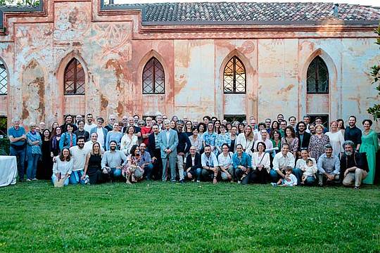 La foto di gruppo durante la festa La foto di gruppo durante la festa