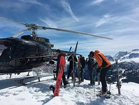 proposta volo con l'elicottero eliski in cima a una pista: nuovo pacchetto per i vip di Cortina, il servizio offerto a caro prezzo per chi vuole evitare la fila agli impianti di risalita