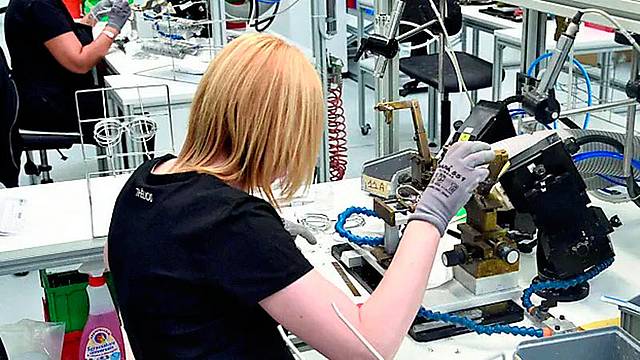 Una lavoratrice in fabbrica