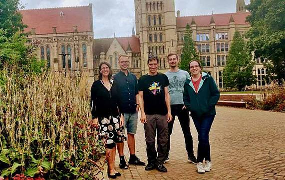 Caterina (a sinistra) con i colleghi internazionali (da Svezia, Svizzera, Germania e Argentina) all’Universita’ di Manchester.