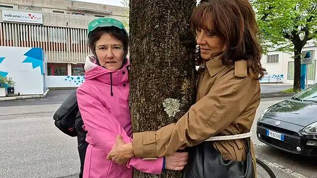 Protesta contro l'abbattimento degli alberi di via Feltre