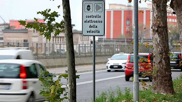 Un cartello che indica la presenza di un autovelox