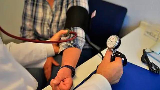 Un medico di base visita un paziente nel suo ambulatorio