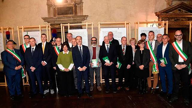 Il prefetto con alcuni sindaci e i 13 nuovi Maestri del lavoro