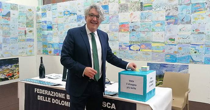Il Presidente-Dal-Farra-vota-i-disegni-nello-stand-della-Federazione