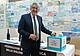 Il Presidente-Dal-Farra-vota-i-disegni-nello-stand-della-Federazione