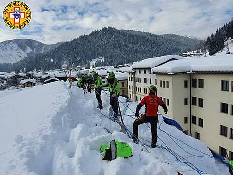 Continua lo sgombero neve sui tetti del Comelico 1 Continua lo sgombero neve sui tetti del Comelico 1