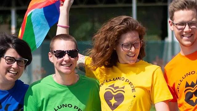 Quattro membri del comitato con la maglia creata per l’evento