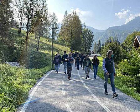 Studenti Bauer in esplorazione sulla ciclabile tra San Vito e Borca Studenti Bauer in esplorazione sulla ciclabile tra San Vito e Borca