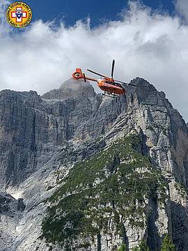 percorrendo la cengia Angelini verso il Bivacco Ghedini e discesa al Rifugio Carestiato percorrendo la cengia Angelini verso il Bivacco Ghedini e discesa al Rifugio Carestiato