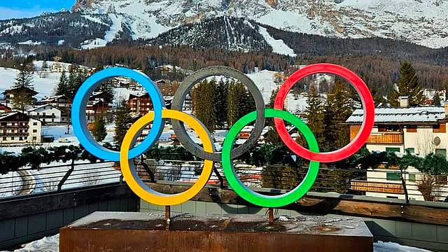 I cerchi olimpici installati in centro a Cortina