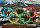 I cerchi olimpici installati in centro a Cortina