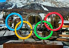I cerchi olimpici installati in centro a Cortina