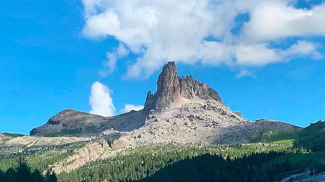 Il Becco di Mezzodì sopra Cortina Il Becco di Mezzodì sopra Cortina