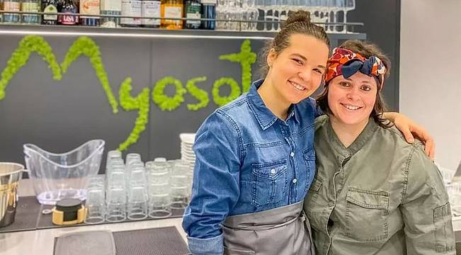 Martina e Giorgia Cimpello all’interno del locale che hanno appena aperto a Borca