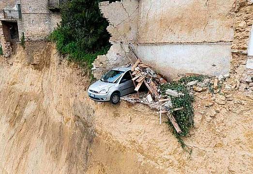 L'auto sospesa sulla frana (Fotogramma/Ipa)