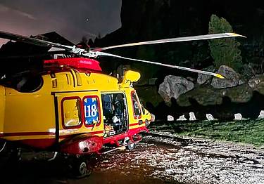 L'eliambulanza ai piedi delle Cinque Torri L'eliambulanza ai piedi delle Cinque Torri