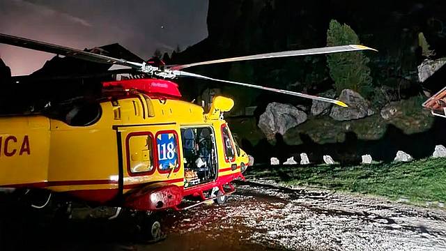 L'eliambulanza ai piedi delle Cinque Torri L'eliambulanza ai piedi delle Cinque Torri