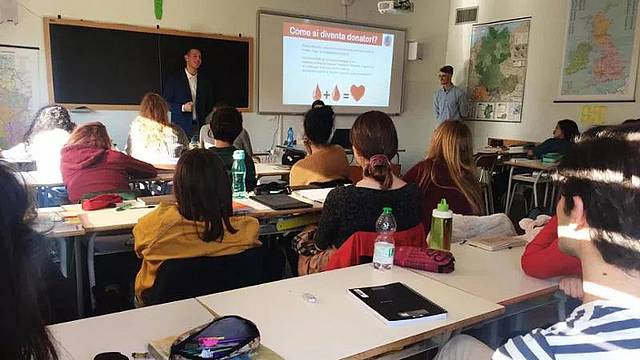 Volontari feltrini del Gruppo giovani dell'Afdvs durante un incontro con una classe di quinta superiore