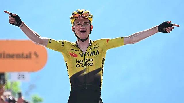 Sepp Kuss festeggia all'arrivo la vittoria ai Piani di Pezzè Sepp Kuss festeggia all'arrivo la vittoria ai Piani di Pezzè