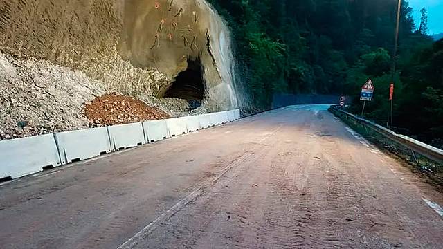 La strada dello Schener riaperta a Lamon dopo l'intervento legato alla realizzazione della galleria della Pala Rossa La strada dello Schener riaperta a Lamon dopo l'intervento legato alla realizzazione della galleria della Pala Rossa