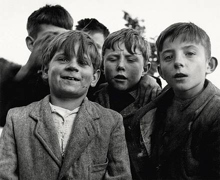 Quando Sabine Weiss fotografa i bambini, diventa bambina lei stessa Quando Sabine Weiss fotografa i bambini, diventa bambina lei stessa