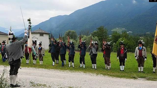 Salva in aria degli Schützen per ricordare l’aviatore moravo Hans Folk e il soldato di Trento Bortolo Dalprà