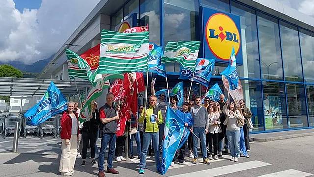 Sindacati e lavoratori del supermercato Lidl di Belluno in sciopero