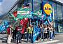Sindacati e lavoratori del supermercato Lidl di Belluno in sciopero