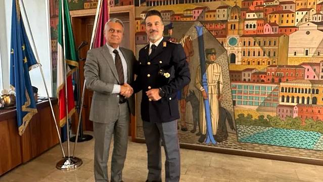 Il questore Marco Odorisio con l’assistente capo coordinatore della polizia di Stato Geremia Manuel Domingo Il questore Marco Odorisio con l’assistente capo coordinatore della polizia di Stato Geremia Manuel Domingo