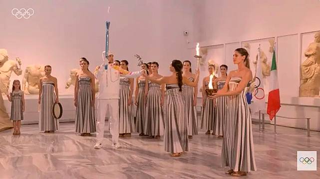 L'accensione della fiamma olimpica di Milano-Cortina