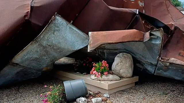 La copertura di lamiera si è abbattuta sulle tombe La copertura di lamiera si è abbattuta sulle tombe
