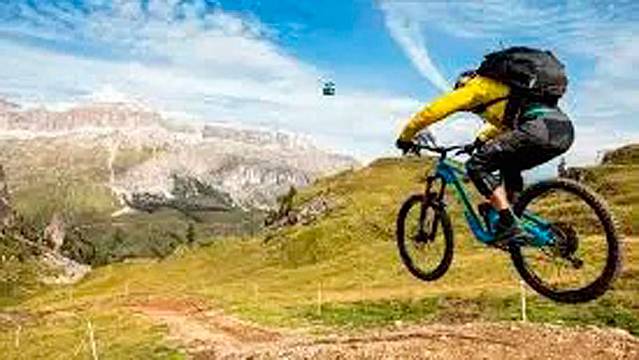 Ciclista nell'area di Porta Vescovo