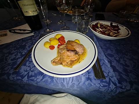 Rollè di anatra farcito al radicchio, servito con la sua riduzione al vino passito e patate novelle alla Mediterranea