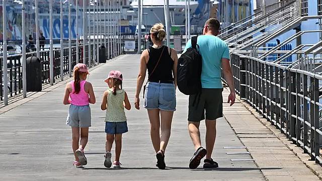 Una famiglia mentre passeggia per le vie di una città