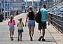 Una famiglia mentre passeggia per le vie di una città