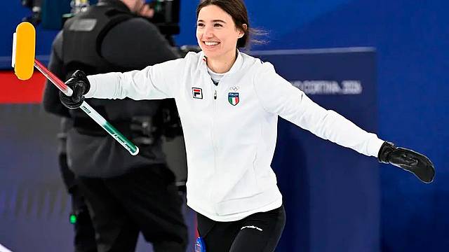 Stefania Constantini festeggia la vittoria contro la Gran Bretagna che le è valsa, insieme al compagno di squadra Amos Mosaner, il bronzo nel curling misto