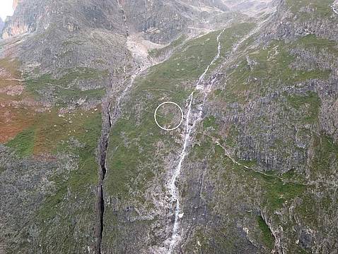 sul-sentiero-delle-Farangole-canale dove attraversa la Val delle Galline