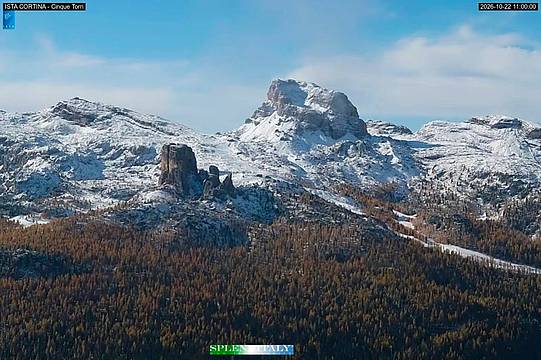 Cinque Torri e Tofane imbiancate dopo la prima nevicata della stagione
