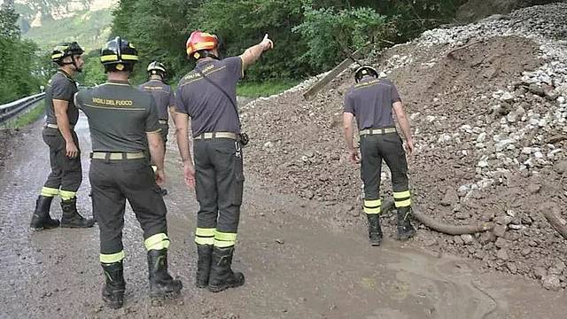 I vigili del fuoco impegnati sul Fadalto I vigili del fuoco impegnati sul Fadalto